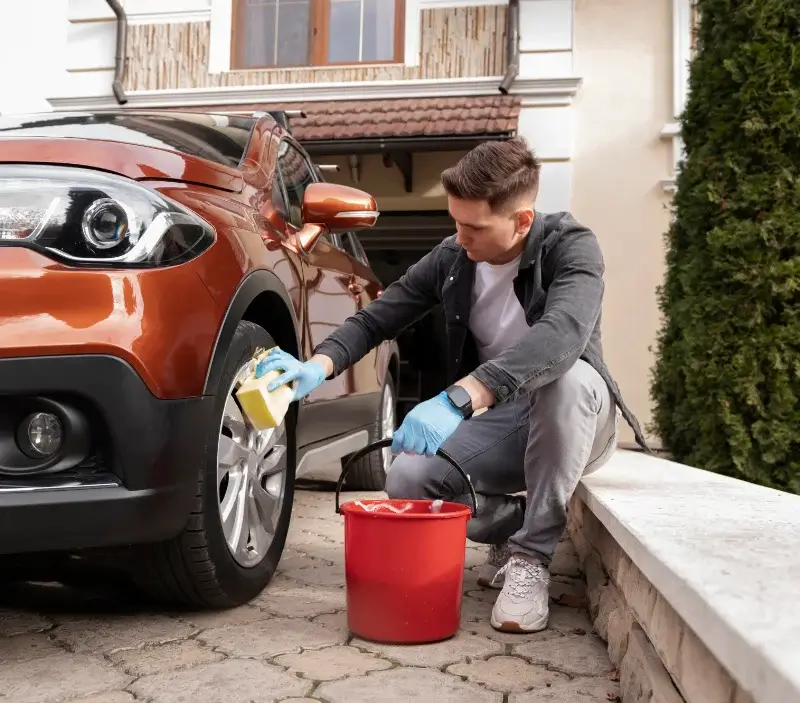 Lavage auto à domicile Le Perray-en-Yvelines : professionnel intervenant sur un véhicule